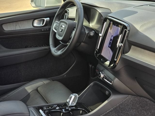 2025 Volvo XC40 Plus Bright Theme
