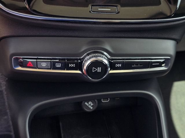 2025 Volvo XC40 Plus Bright Theme