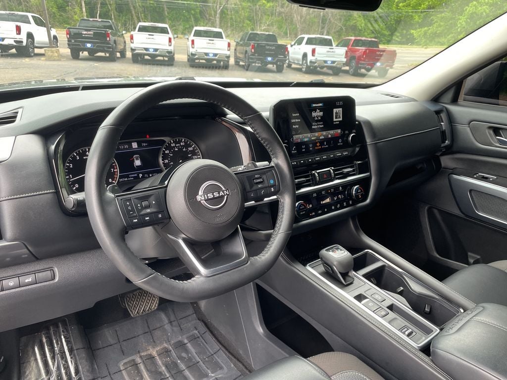2023 Nissan Pathfinder SL