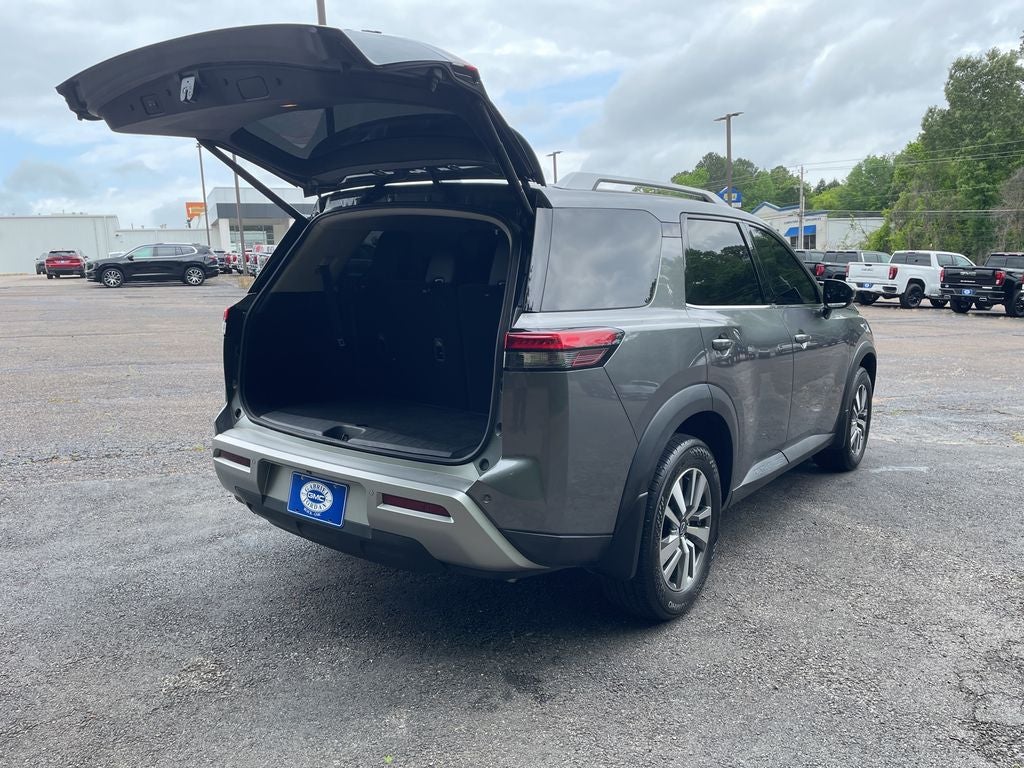 2023 Nissan Pathfinder SL