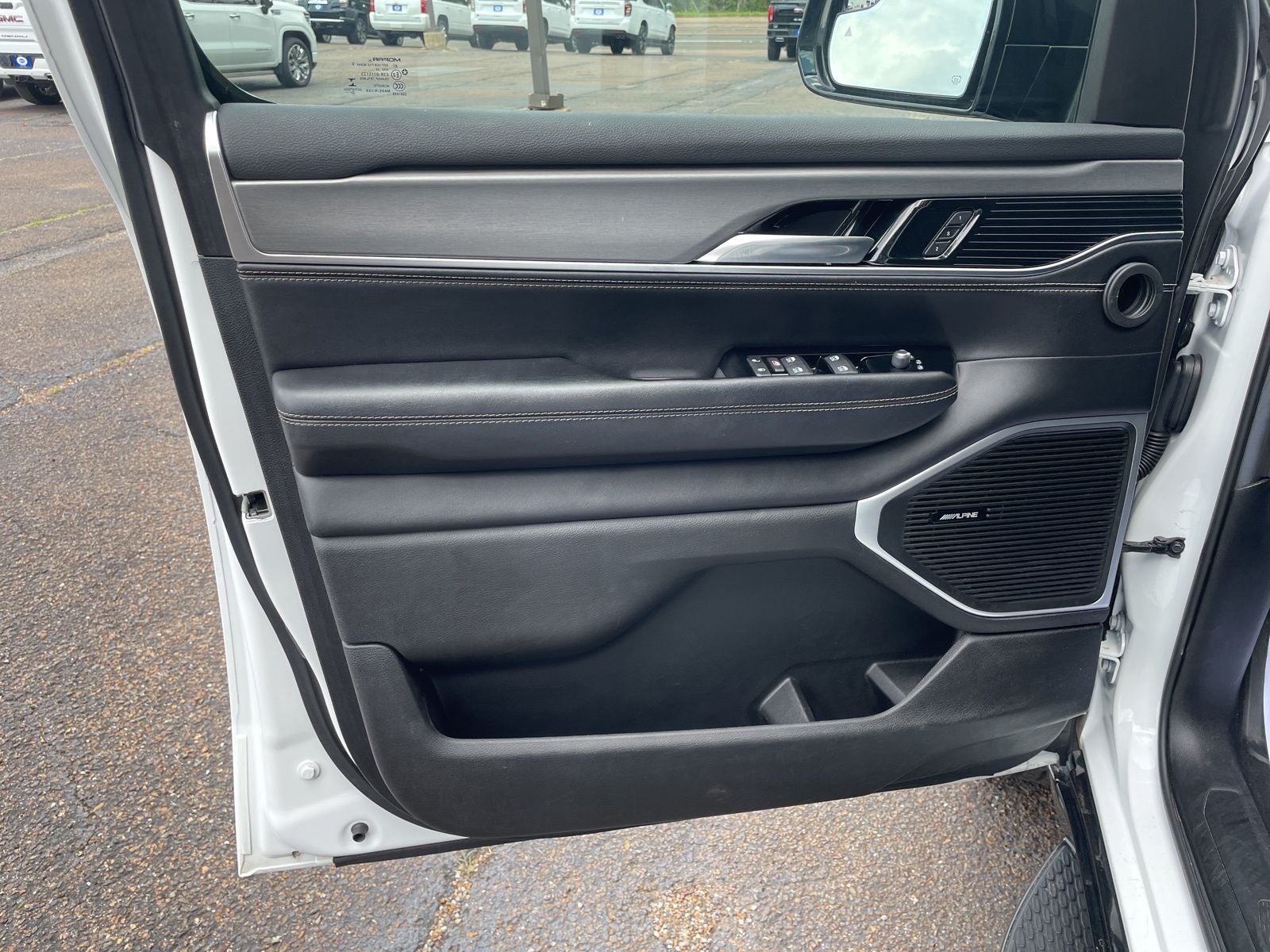 2023 Jeep Wagoneer Base