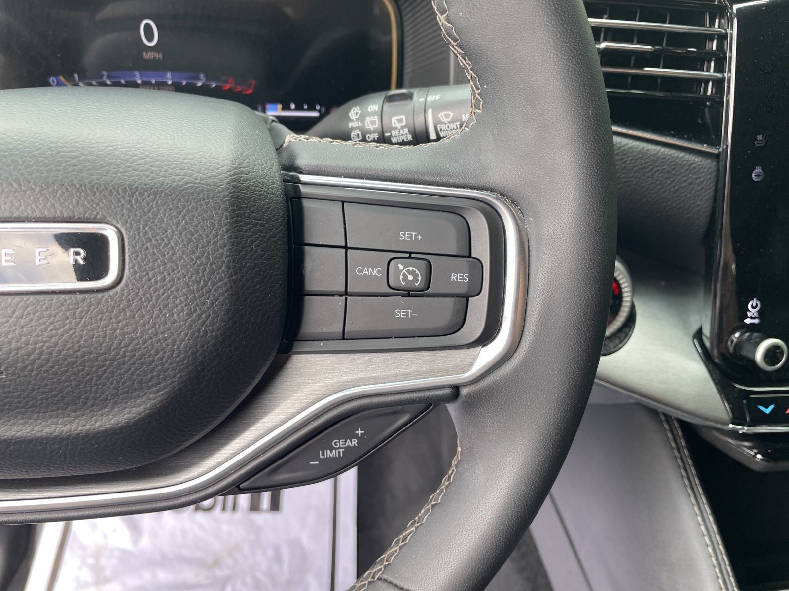 2023 Jeep Wagoneer Base