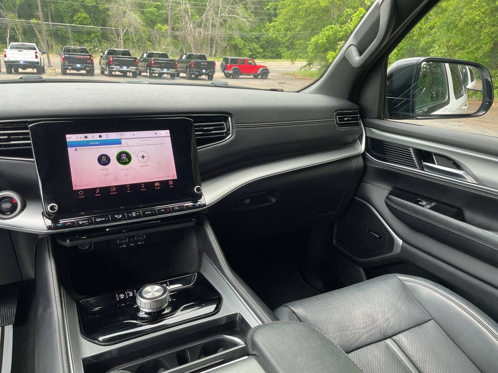 2023 Jeep Wagoneer Base