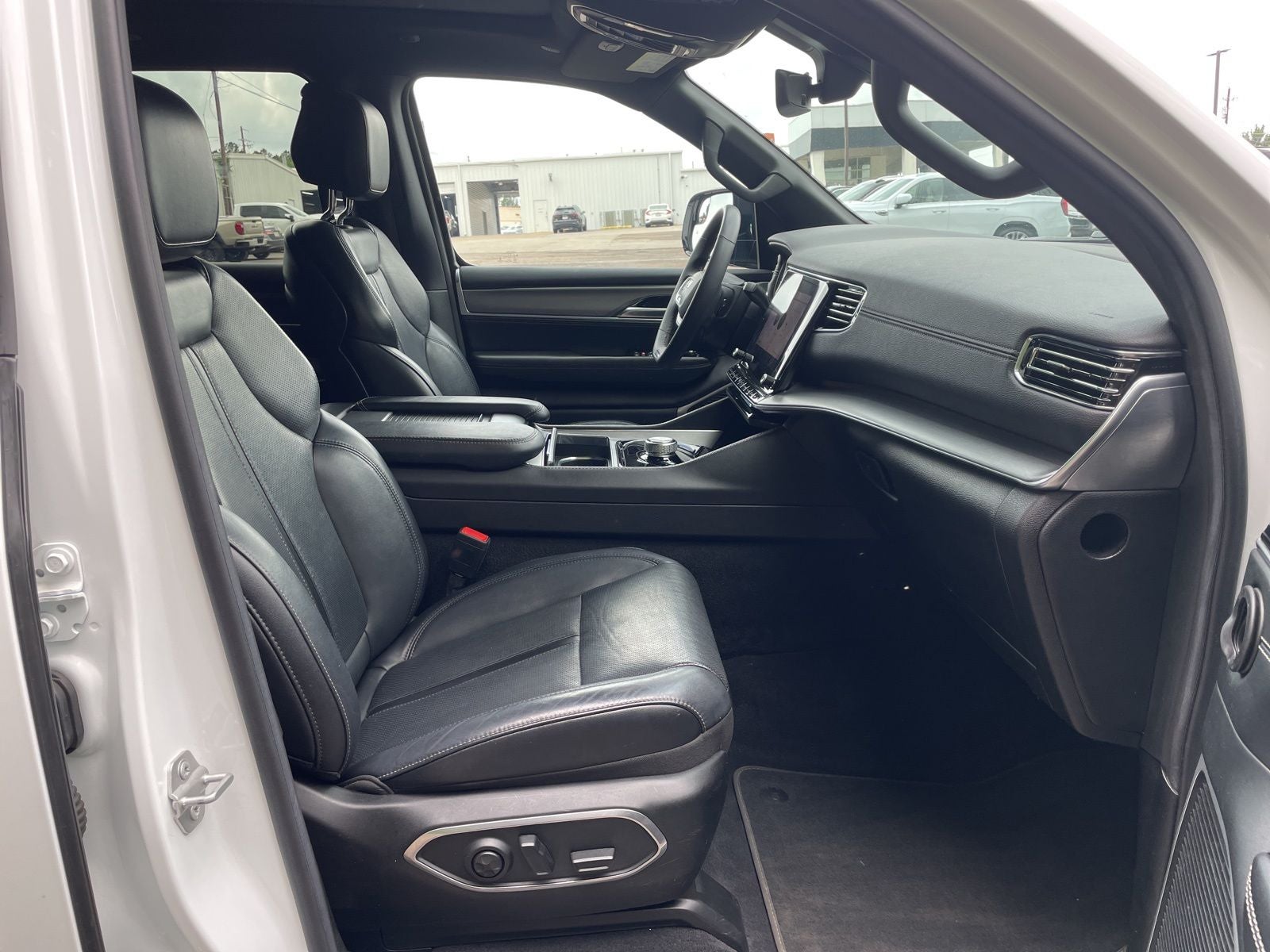 2023 Jeep Wagoneer Base