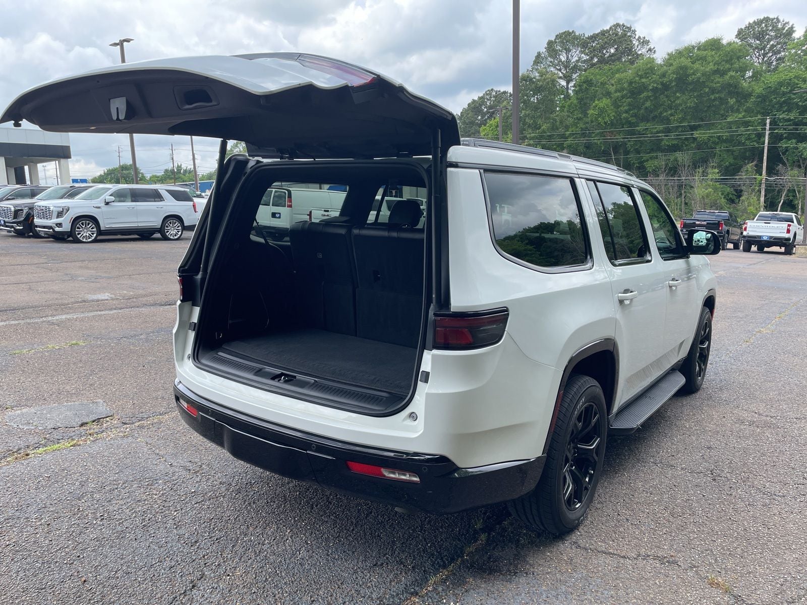 2023 Jeep Wagoneer Base