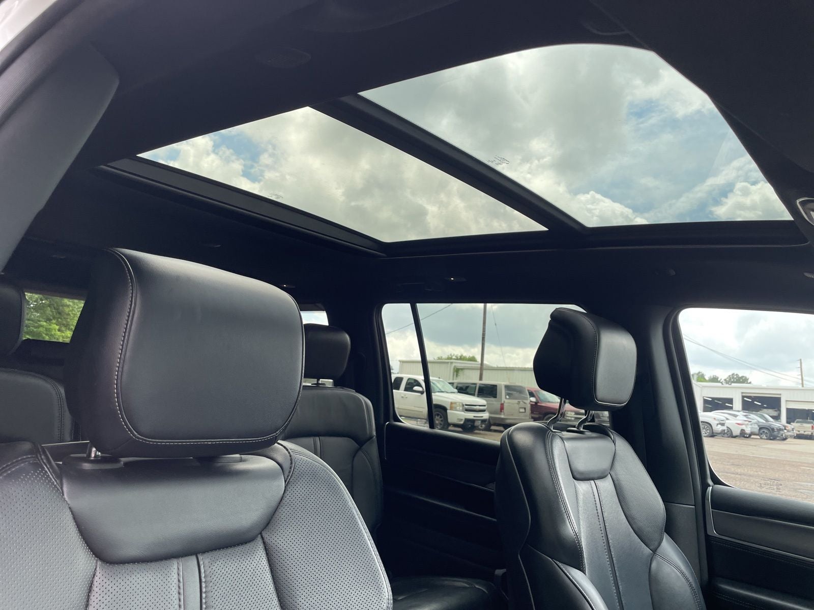 2023 Jeep Wagoneer Base