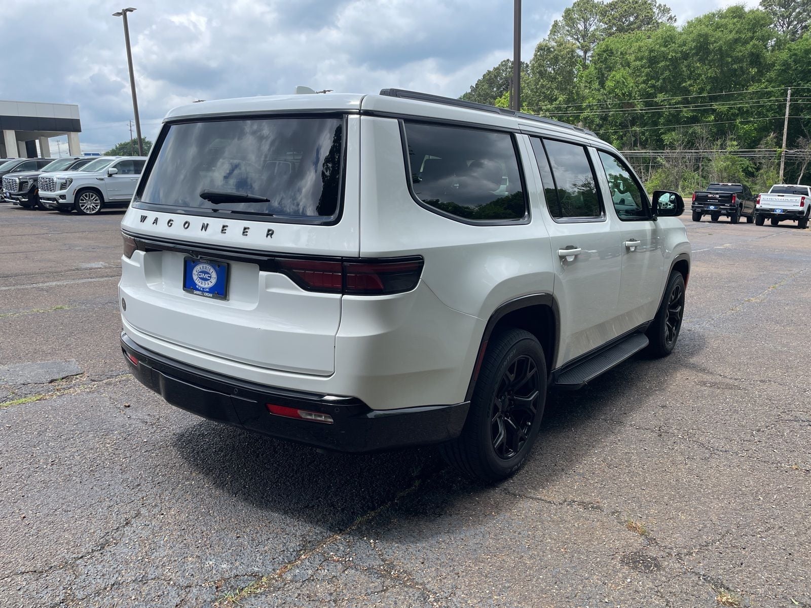 2023 Jeep Wagoneer Base